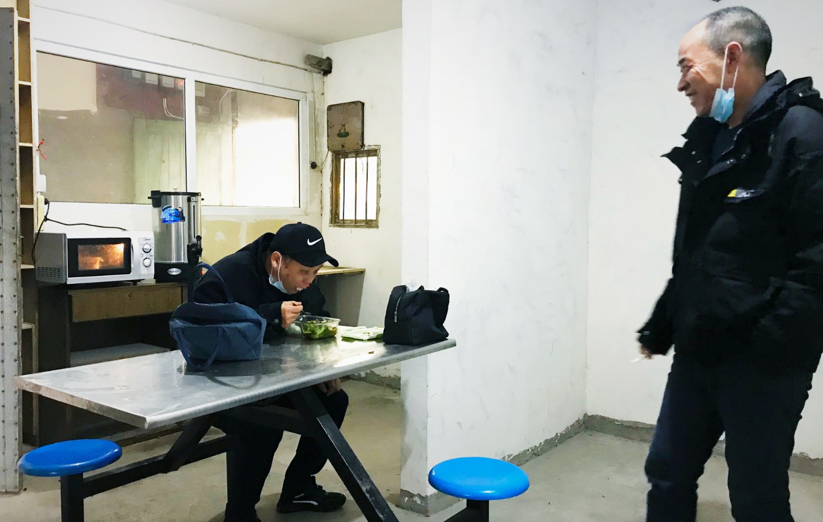 10月份，公司新租建駕駛員休息室之一，駕駛員在休息室內(nèi)愉悅休息與交談.jpg